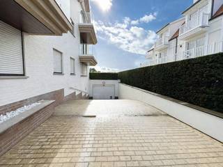 Gesloten garagebox, ideaal gelegen op de Kustlaan in Knokke. Vlot toegankelijk en gelegen op verdieping -2, voorzien van verlichting.Afmetingen van...