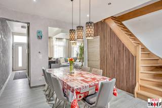 Deze gezellige en energiezuinige woning bevindt zich pal in centrum Lebbeke, op letterlijk enkele stappen van winkels, openbaar vervoer,...