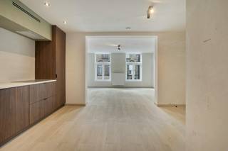 Gerenoveerd appartement (98m²) met één slaapkamer en terras gelegen op de eerste verdieping. Het appartement is centraal gelegen aan het Zevensterreplein op wandelafstand van de Markt en het station. Fietsenberging voorzien in het gebouw.<br /><br />Indeling:<br />- inkom<br />- geinstalleerde keuken voorzien van kookplaat, oven, vaatwas, koelkast, diepvries en dampkap<br />- lichtrijke leefruimte met eetplaats en zithoek<br />- ruime slaapkamer<br />- badkamer met douche en wasmeubel<br />- apart toilet<br />- praktische technische ruimte/berging<br />- terras<br /><br />Troeven: <br />- gunstig EPC<br />- centraal gelegen<br />- instapklaar<br />- geen lift, lage kosten<br /><br />Bent u op zoek naar een appartement te koop in Veurne? Contacteer ons voor een afspraak!<br /><br /><br /><br />Bestuursmaatregelen in het maatregelenregister: in aanvraag