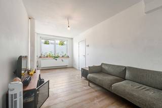 <p>Op zoek naar een ruime gezinswoning met karakter, mogelijkheden én een centrale ligging in Mechelen? Dan is deze vernieuwde woning zeker het ontdekken waard. De woning is gelegen aan de stadsrand, in een <strong>sterk opkomende en gegeerde buurt in de omgeving van de Raghenosite</strong>. Dankzij de ligging nabij het station, de Tangent en het centrum van Mechelen vormt deze woning een uitstekende uitvalsbasis voor gezinnen, pendelaars en wie graag dicht bij alles woont.</p><p>De woning werd in 2024 grondig verbouwd en beschikt onder meer over een <strong>nieuwe aanbouw, vernieuwde keuken en badkamer</strong>. Er zijn nog enkele afwerkingswerken te voorzien, waardoor u de woning verder volledig naar eigen smaak kunt afwerken. Een ideale opportuniteit voor wie graag zelf de handen uit de mouwen steekt.</p><p>Op het gelijkvloers beschikt de woning over een inkomhal, een gezellige leefruimte en een ruime <strong>open leefkeuken met zicht op de tuin</strong>. Centraal bevindt zich de badkamer, uitgerust met een bad, douche en lavabo. Daarnaast is er een afzonderlijk toilet en een praktische kelder aanwezig.</p><p>Op de eerste verdieping bevinden zich <strong>twee slaapkamers</strong>. De tweede verdieping biedt opnieuw twee slaapkamers. Onder het dak bevindt zich bovendien een ruime kamer die perfect kan worden ingericht als <strong>master bedroom of vijfde slaapkamer</strong>. Er is tevens een bijkomende doucheruimte voorzien, die momenteel nog verder dient te worden afgewerkt.</p><p>Ook de buitenruimte biedt nog heel wat mogelijkheden. De tuin kan verder worden aangelegd en ook het terras vraagt nog de nodige afwerking. Hierdoor kunt u hier een aangename buitenruimte creëren die volledig aansluit bij uw eigen wensen.<br /></p><p>De woning bevindt zich in een <strong>opkomende stadsomgeving</strong>, vlak bij de ontwikkeling van de <strong>Raghenosite</strong>. Deze voormalige industriële site evolueert tot een nieuwe, levendige stadswijk met wonen, werken, ontspanning en voorzieningen. De omgeving kent hierdoor een sterke stedelijke dynamiek en biedt een interessante combinatie van bereikbaarheid en toekomstgerichte stadsontwikkeling.</p><p>Bovendien woont u hier <strong>op wandelafstand van het station van Mechelen</strong>, ideaal voor wie dagelijks richting Brussel of Antwerpen pendelt. Via de <strong>Tangent</strong> geniet u eveneens van een vlotte verbinding met de belangrijkste invalswegen en omliggende gemeenten.</p><p>En toch bevindt u zich op een <strong>boogscheut van het bruisende centrum van Mechelen</strong>, met zijn gezellige winkelstraten, restaurants, cafés, scholen, cultuur en talrijke voorzieningen.<br /></p><p><strong>Kortom: een ruime woning met 5 mogelijke slaapkamers, reeds belangrijke renovaties uitgevoerd en nog volop mogelijkheden om verder naar eigen smaak af te werken, gelegen op een bijzonder interessante locatie nabij de Raghenosite, het station en het centrum van Mechelen.</strong></p><p><strong>Richtprijs: € 335.000</strong></p>