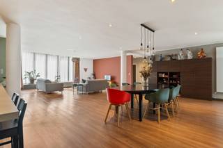 In de Van der Delfstraat 39, op de eerste verdieping van een kleinschalig gebouw met lift, bevindt zich deze zeer ruime loft met een...