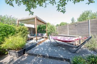 Op een absolute topligging, vlak bij het station van Waregem en op wandelafstand van winkels, scholen, horecazaken en alle dagelijkse voorzieningen, bevindt zich deze prachtige interbellumwoning. De authentieke gevel, de stijlvolle architectuur en de charmante elementen uit deze bouwperiode geven de woning een unieke uitstraling, terwijl hedendaags comfort zorgt voor een aangename woonbeleving.<br /><br />Achter de karaktervolle gevel schuilt een verrassend ruime gezinswoning waar authenticiteit en comfort harmonieus samengaan. De gezellige orangerie vormt het hart van de woning en sluit naadloos aan op deze sfeervolle woning. Deze aangename ruimte, uitgerust met een gezellige houtkachel, nodigt uit om het hele jaar door te genieten van het uitzicht op de prachtige stadstuin. Een plek waar binnen en buiten moeiteloos in elkaar overvloeien.<br /><br />De woning beschikt over een praktische bureau, ideaal voor thuiswerk of als hobbyruimte, vier volwaardige slaapkamers en twee badkamers, waarvan één recent werd vernieuwd. Zo biedt deze woning alle ruimte en comfort voor een gezin dat op zoek is naar een warme thuis.<br /><br />Ook praktisch scoort deze woning bijzonder hoog dankzij de inpandige garage, een kelder en verschillende bergingen die zorgen voor meer dan voldoende opbergruimte.<br /><br />Boulezlaan 32 is de ideale thuis voor wie houdt van karakter, ruimte en een uitstekende bereikbaarheid. Dankzij de uitzonderlijke ligging aan het station van Waregem bevinden treinverbindingen, het stadscentrum en alle voorzieningen zich letterlijk binnen handbereik.<br /><br />Troeven op een rij<br />*Authentieke interbellumwoning<br />*Topligging aan het station van Waregem<br />*Op wandelafstand van winkels, scholen, horeca en het stadscentrum<br />*4 ruime slaapkamers<br />*2 badkamers<br />*Gezellige leefruimte<br />*Praktische bureau<br />*Sfeervolle orangerie met houtkachel<br />*Prachtige stadstuin<br />*Inpandige garage<br />*Ideale gezinswoning met een unieke combinatie van karakter, ruimte en bereikbaarheid<br /><br />Interesse? Laat deze unieke kans niet voorbijgaan!<br />Contacteer Tom Wielfaert via tom@immoroba.be
