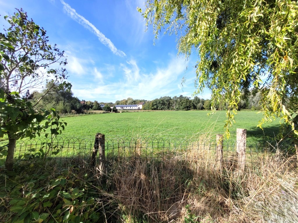 Degelijke woning met uitweg en tuin met zicht op de weide - foto 3