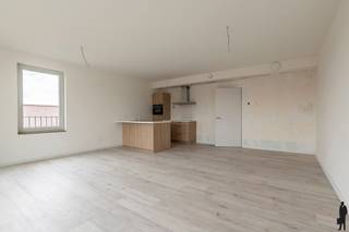 <p><strong>Nieuwbouwproject te Rijkevorsel/St-Jozef - 6% btw mogelijk<br /><br /></strong></p>
<p>De werken aan de voormalige steenbakkerij-site <strong>SAS</strong> in Rijkevorsel (St.-Jozef) zijn officieel van start gegaan. Op de site is inmiddels ook een <strong>modelappartement</strong> te bezichtigen, contacteer ons voor een afspraak.</p>
<p>Het project wordt ontwikkeld tot een <strong>divers woonconcept</strong> dat de rijke geschiedenis van deze <strong>historische locatie</strong> respecteert en herwaardeert. Duurzaamheid, leefkwaliteit en verbondenheid staan centraal. De nieuwe woonwijk zal bestaan uit een <strong>mix van ééngezinswoningen en appartementen</strong>, aangevuld met <strong>ruimtes voor professionele activiteiten</strong>. Zo ontstaat er een levendige en evenwichtige woonomgeving waar wonen, werken en ontspannen hand in hand gaan.<br /><br />Duurzaamheid is een kernwoord in deze site. Vanzelfsprekend wordt er gebruik gemaakt van <strong>hernieuwbare energie</strong> waardoor alle woningen <strong>B</strong>ijna <strong>E</strong>nergie <strong>N</strong>eutraal zijn. De gemeente Rijkevorsel legt een landschapspark aan, ten noorden van de site, waardoor het wooncomfort naar een ander niveau wordt getild! <br /><br />Het project biedt een gevarieerd woonaanbod voor <strong>elke gezinssamenstelling</strong> en voor <strong>alle leeftijden</strong>! Tevens is er ruimte voorzien voor het dag- en wooncentrum van Emmäus vzw en wordt er ca. 610 m² aan commerciële ruimte gerealiseerd (dewelke intussen al verkocht zijn). De <strong>privatieve parkings</strong> zijn ondergebracht in 2 ruime parkeerkelders en ook bovengronds wordt er voldoende parkeergelegenheid gecreëerd.</p>
<p><br />De ligging van de <strong>SAS-Site</strong>:<br />- In een nieuwe kernontwikkeling, nabij de dorpskern van Sint-Jozef;<br />- In de nabijheid van een Hoppin-punt en bushalte(s);<br />- Aan een nieuwe recreatieve parkzone met naastgelegen Buurtschuur;<br />- Langs het kanaal Dessel-Turnhout-Schoten met bijhorende fietspaden;<br />- Aan sluis 001 en de bijhorende brug over het kanaal Dessel-Turnhout-Schoten;<br />- Aan de Stevennekens, een belangrijke verbindingsweg naar Rijkevorsel.<br /><strong><br />Kopers genieten momenteel van het voordelige btw-tarief van 6% op de aankoop( indien u aan de voorwaarden voldoet), wat dit project extra aantrekkelijk maakt.<br /><br />Prijzen vanaf € 257.000,00 tot € 567.000,00 excl. kosten.</strong><br /><br />Voor meer informatie kunt u contact opnemen met <strong>malle@deboerenpartners.be</strong> of <strong>hoogstraten@deboerenpartners.be</strong></p>
<p></p>