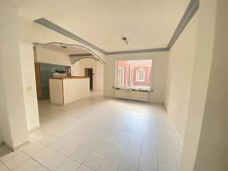 Deze verzorgde opbrengsteigendom bestaat uit 3 appartementen. De woning is gelegen in het centrum van Izegem.Gelijkvloers:76 m2 - EPC: label C -...