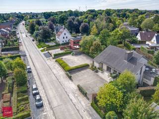 Op het gelijkvloers het voormalige restaurant, bestaande uit 3 grote ruimtes of vergaderzalen (ca 250m²), open haard, keuken met bijkeuken, afzonderlijke bar en service-keuken, avondzongericht terras met tuin. Op de verdieping is er een kwalitatief afgewerkt appartement bestaande uit inkom, living, keuken, 3 slaapkamers,badkamer en zonneterras. Verder is er een grote kelder (voorraad-, cv- en wijnkelder), parking en tuin op 1.079m². De mogelijkheid bestaat om het naastgelegen perceel bouwgrond (ca 1.100m²) bij te kopen.