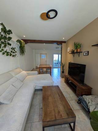 Zoekt u een ruime, instapklare woning op een toplocatie nabij het bruisende centrum van Brugge?<br />Deze sfeervolle en perfect onderhouden woning in Assebroek biedt het allemaal: licht, ruimte, comfort en een heerlijke zonnige tuin.<br /><br />Indeling van de woning<br />Gelijkvloers:<br />Uitnodigende inkomhal, lichte en gezellige woonkamer met eethoek, uitgeruste keuken met overvloedige lichtinval door de lichtkoepel, moderne badkamer.<br /><br />Eerste verdieping:<br />Ruime, gezellige slaapkamers met grote raampartijen.<br /><br />Tweede verdieping: twee slaapkamers waarvan een met een schuin dak. <br /><br />Zolder: ruime bergzolder met veel opbergmogelijkheden. Zolder is goed geïsoleerd.<br /><br />Doorloop: vanuit de tuin is er een doorsteek naar de straatkant (buitengangetje). Ideaal om extra zaken op te bergen en vuilnis hoeft niet door het huis te passeren.<br /><br />Troeven van de woning<br />- Zonnige tuin zonder inkijk: geniet in alle rust en privacy van het groen en het terras<br />- 4 volwaardige slaapkamers: ruime slaapkamers met laminaat en veel natuurlijke lichtinval<br />- Op het eerste verdiep kan eventueel een badkamer gemaakt worden<br />Leidingen zijn tot die kamer getrokken. Een toilet boven is al aanwezig.<br />- Hedendaagse badkamer: badkamer is slechts vijf jaar oud en zeer praktisch ingericht<br />- Praktische voorkant: private oprit met verharde bestrating én een handige houten fietsbox met plek voor 4 fietsen.<br />- Technisch top &amp; energiezuinig: EPC label C, geen renovatieplicht, asbestveilig, conforme elektrische installatie, recente ketel (Vaillant verwarmingsinstallatie), dubbele belazing (hoogrendementsglas), geïsoleerd dak<br />- Uitstekende ligging (Mobiscore 8,9/10): rustig gelegen in een rustige buurt met vlotte verbinding naar scholen, winkels, openbaar vervoer, de natuur en het historische centrum van Brugge.<br /><br />De algemene voorwaarden van Dewaele DIY kunt u steeds raadplegen via dewaele.com.<br /><br />Bestuursmaatregelen in het maatregelenregister: in aanvraag