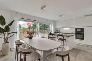 <p>Op de iconische site van de voormalige dancing ‘Biba’ verrijst een stijlvol nieuwbouwproject met moderne woningen en energiezuinige appartementen in een groene en autoluwe omgeving in Machelen-aan-de-Leie, op wandelafstand van de dorpskern.</p><p></p><p>De woningen in halfopen en gesloten bebouwing beschikken over een lichtrijke leefruimte met open keuken, berging en gastentoilet op het gelijkvloers.<br />Op de verdieping bevinden zich 3 slaapkamers, een badkamer met douche, apart toilet en technische berging.<br />Elke woning heeft een inbegrepen carport en privatieve tuin met achtertoegang.</p><p><em>De foto's zijn van een quasi identieke woning ter illustratie. Bezoek in deze woning is mogelijk.</em></p><p></p><p>Het volledige project focust op duurzaam en energiezuinig wonen dankzij warmtepompen, vloerverwarming en zonnepanelen.<br />De appartementen worden bovendien verwarmd via geothermie.<br />Ook is er een gemeenschappelijke fietsenberging voorzien.</p><p>De kwalitatieve groene aanleg met nieuwe beplanting en centrale wadi zorgt voor extra wooncomfort.</p><p><br />Dankzij de centrale ligging, bushalte voor de deur en vlotte verbinding naar Deinze en Waregem woont u hier nabij winkels, scholen en belangrijke invalswegen.</p><p></p><p> Lanceeractie: de eerste 3 kopers van de woningen ontvangen een afwerkingscheque van € 10.000 (incl. BTW)!</p><p> </p><p> </p>