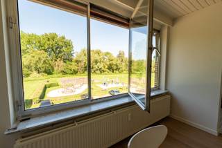 Dit verzorgde appartement bevindt zich op de tweede verdieping van een goed onderhouden, kleinschalig gebouw met 6 units (zonder lift). Het ligt in een rustige straat met enkel bestemmingsverkeer en biedt een heerlijk uitzicht op een park. Toch geniet u van een centrale ligging, vlakbij shoppingcenter Wijnegem Shopping Center, het Fort 2 Wommelgem, scholen en openbaar vervoer. Met de wagen bereikt u vlot de belangrijkste invalswegen en autosnelwegen.<br />Voor het gebouw ligt een mooi park met speeltuin, ideaal als verlengde tuin zonder onderhoudszorgen.<br />Bij het betreden van het appartement komt u binnen in een inkomhal die toegang biedt tot alle kamers. Aan de voorzijde bevindt zich de lichtrijke leefruimte met grote ramen en zicht op groen, wat zorgt voor een oase van rust. Aansluitend vindt u de ruime halfopen keuken. Verder in de hal bevindt zich de badkamer, uitgerust met een bad, wastafel en aansluitingen voor was- en droogmachine. Daarnaast is er een apart toilet. Aan de achterzijde van het appartement liggen twee ruime slaapkamers.<br />Als extra troef is er een ruime ondergrondse garage, bereikbaar via een automatische poort. Deze is optioneel mee aan te kopen voor € 25.000. Dit is een ideale opportuniteit voor starters, koppels of investeerders die op zoek zijn naar rust, comfort en een topverbinding. EPC C – P- & G-score A – Stedenbouwkundige inlichtingen in aanvraag<br />Interesse? Surf naar www.walls.be of bel ons op 03 233 33 00 voor meer informatie of een bezoek ter plaatse.