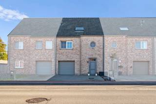 Deze landelijke woning op ca 363m2 grond werd opgetrokken in 2010 met degelijke materialen. De indeling van de woning is als volgt: inkomhal...