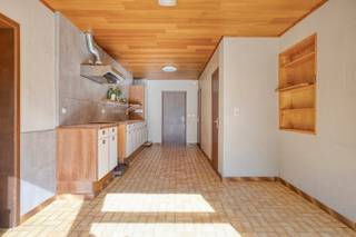 Grote woning met 5 kamers, garage &amp; grote tuin in centrum Machelen! Indeling gelijkvloers: inkomhal, apart toilet, ruime woonkamer, keuken, grote garage en wasplaats. Op de 1ste verdieping: nachthal, 5 slaapkamers en badkamer met inloopdouche, toilet en 1 lavabo. Grote zolder aanwezig met vaste trap, mogelijkheid tot creëren van extra kamers. Woning is volledig onderkelderd. Grote tuin met terras aanwezig. EPC label D - GEEN renovatieplicht. <br />Gelegen in centrum Machelen, op wandelafstand van openbaar vervoer, winkels, scholen, restaurants, .. Goede verbinding E19 – Ring Brussel – E40.