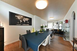 <p>Op een <strong>centrale ligging in Wilsele</strong> vindt u deze ruime en veelzijdige woning, ideaal voor wie comfortabel wil wonen met alle voorzieningen binnen handbereik.<br /><br />De woning onderscheidt zich door haar <strong>ruime en flexibele indeling</strong>. In de huidige toestand beschikt ze over <strong>drie volwaardige slaapkamers, met de mogelijkheid tot zes slaapkamers te creëren</strong>. De leefruimte bevindt zich op de eerste verdieping en biedt een aangename woonbeleving. De gelijkvloerse verdieping leent zich perfect voor een <strong>zelfstandige activiteit, praktijk of kantoor aan huis</strong>, maar kan evengoed worden ingericht als bijkomende leef- of slaapruimte.<br /><br />De woning werd de voorbije jaren grondig aangepakt. Zo werden de <strong>keuken en vloeren volledig vernieuwd in 2025</strong>. Ook de ramen, leidingen en zekeringskast werden vernieuwd, terwijl de gevel in 2024 een schilderbeurt kreeg. Dankzij de <strong>acht airco-units voor verwarming en koeling</strong> geniet u het hele jaar door van een aangenaam binnenklimaat.<br /><br />Daarnaast beschikt de woning over een kelder en een <strong>ruime garage met plaats voor vier wagens</strong>, ideaal als hobbyruimte, atelier of extra opslagruimte.<br /><br />Naast de woning bevindt zich <strong>een lot bouwgrond</strong>. Afhankelijk van de plannen die worden ingediend bij stad Leuven, is er potentieel voor een halfopen of open bebouwing, wat het geheel ook vanuit ontwikkelingsperspectief bijzonder interessant maakt. Achter deze bouwgrond bevindt zich nog een <strong>bijkomend stuk tuin</strong>, dat via een <strong>levenslang huurcontract met de NMBS aan €300 per jaar</strong> wordt gebruikt.</p>