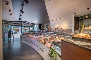 Res. Prince's. Veelzijdig & ruim handelspand op één van de beste locaties in de Lippenslaan, aan het Burgemeester Frans Desmidtplein. Dit centraal...