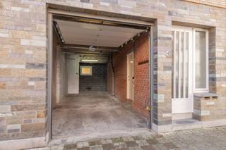 APPARTEMENT AVEC TERRASSE ORIENTÉE PLEIN SUD
Situé au deuxième et dernier étage d’un petit immeuble de seulement deux appartements, ce bel appartement lumineux de 90 m² offre un hall d’entrée, un spacieux séjour, une cuisine entièrement équipée, deux grandes chambres, une salle de bains et un WC séparé.
À l’arrière, vous profitez d’une agréable terrasse de 14 m² orientée plein sud avec un espace de rangement.
Construction solide avec planchers en béton, offrant calme et intimité grâce à une copropriété très limitée.
Un bien idéal pour ceux qui recherchent espace, luminosité et tranquillité