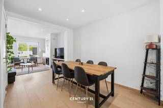 AFSPRAKEN VOLZET - GELIEVE EEN MAIL TE STUREN NAAR office@connect-immo.be VOOR DE WACHTLIJST.Deze gerenoveerde rijwoning is gelegen op de...