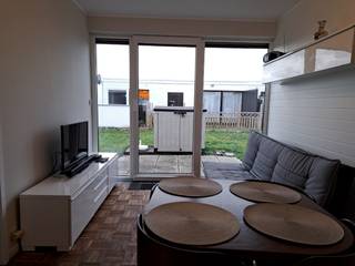 Gerenoveerde vakantiewoning op het vakantiedomein De Grote Zeemeeuwen vlakbij de duinen van Koksijde / Oostduinkerke.<br />Deze gemeubelde vakantiewoning biedt u een lichtrijke leefruimte met open keuken , 1 slaapkamer , een gerenoveerde badkamer met douche, een zonovergoten terras en een parkeerplaats voor de deur ! <br />Deze vakantiewoning werd door de verkopers reeds volledig geïsoleerd.