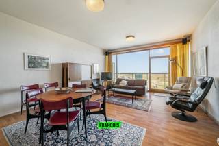 Droom je van een eigen stek aan de kust? Dit appartement te koop in Bredene aan Zee biedt een unieke kans om te genieten van rust, licht en een adembenemend uitzicht.<br /><br />Dit instapklaar appartement van 60m² beschikt over een lichtrijke leefruimte met directe toegang tot het terras, waar je elke dag wordt getrakteerd op een fraai zicht over de duinen en de zee. De open indeling creëert een aangenaam ruimtegevoel, terwijl de keuken en badkamer functioneel ingericht zijn. Met één volwaardige slaapkamer is dit het ideale pand voor wie een tweede verblijf zoekt of compact wil wonen aan zee. Gelegen in een topligging in Bredene aan Zee, nabij het centrum en de kust, geniet je hier namelijk van een perfecte combinatie tussen natuur en bereikbaarheid.<br /><br />Interesse in dit appartement in Bredene aan Zee? Neem vandaag nog contact op met Immo Francois en plan je bezoek. Actief in Bredene en omstreken begeleiden wij je graag bij elke stap naar jouw nieuwe eigendom.<br /><br />Denk je eraan je huidige woning te verkopen? Immo Francois biedt een professionele en vrijblijvende begeleiding.<br /><br />Woning verkopen in Bredene aan Zee? Vraag je gratis schatting aan bij Immo Francois via [e-mail].<br /><br />