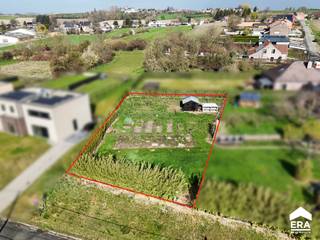 <strong>Bouwperceel van 7 are 65 ca gelegen net buiten het centrum van Tongeren.</strong><br />De bouwgrond ligt in een rustige straat te &amp;quot;Blaar&amp;quot;, een charmant gehucht achter &amp;quot;De karzerne&amp;quot;. Gelegen op slechts 10 minuten fietsen van het centrum van Tongeren en het treinstation. In Tongeren geniet je van een ruim aanbod aan winkels, gezellige terrassen en leuke eetadresjes. Ook het openbaar vervoer, een huisarts, een bakker en meerdere scholen bevinden zich in de directe omgeving. De natuurliefhebbers kunnen genieten van het natuurreservaat &amp;quot;De Kevie&amp;quot; en de vele fiets- en wandelroutes in de buurt.  Daarnaast bevindt de oprit van de E313 zich op nog geen 5 km. Zo ben je in geen tijd in Hasselt of Luik, en ook Maastricht ligt op slechts 30 minuten rijden. Kortom: een ideale locatie waar rust en bereikbaarheid samenkomen.<br /><br /><strong>Bouwvoorschriften</strong>
<ul><li>Toegelaten bouwdiepte: maximaal 14 meter + 3 meter voor de aanhorigheden (moeten één geheel vormen met het hoofdgebouw).</li><li>Bouwbreedte: maximaal 2/3 van de kavelbreedte en met inachtname van de minimale afstand tot de zijdelingse perceelsgrenzen.</li><li>Zijgevels op minimaal 3 meter van de zijdelingse perceelsgrenzen.</li><li>De voorgevel moet evenwijdig lopen met de voorliggende weg, op 6 meter achter de bestaande en ontworpen rooilijn.</li><li>Het bestaande maaiveld moet maximaal behouden blijven.</li><li>Het parkeren moet op eigen terrein voorzien worden.</li></ul>
<strong>Heb je interesse in deze bouwgrond en/of wil je de bouwmogelijkheden verder bespreken? Neem dan contact op met Dries via 089 69 59 59 of via dries@eraconnect.be</strong>
