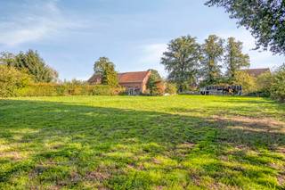 Op een aangename en rustige locatie, gelegen op een mooi hoekperceel en met weids zicht op het achterliggende agrarisch gebied, bevindt zich deze authentieke hoeve met een bijzonder potentieel.<br /><br />Het geheel biedt een unieke combinatie van wonen, karakter en ontwikkelingsmogelijkheden. De bestaande hoeve mag niet worden afgebroken en dient volledig gerenoveerd te worden. Daarnaast bestaat de mogelijkheid om de grond op te splitsen in drie afzonderlijke percelen: een perceel met de bestaande hoeve van 25are 27ca en twee bouwgronden voor open bebouwing van respectievelijk 7 are 56 ca en 7 are 50 ca.<br /><br />De authentieke hoeve beschikt over een bijzonder karakter en tal van originele elementen. De ruime structuur, de karaktervolle gevel in baksteen en de grote zolderruimte bieden heel wat mogelijkheden om een unieke woning te creëren.<br /><br />De hoeve dient volledig gerenoveerd te worden. Op heden is er geen verwarmingsinstallatie en geen sanitair aanwezig, waardoor de toekomstige eigenaar de woning volledig naar eigen wensen en behoeften kan vormgeven.<br /><br />Dankzij de ruime zolderverdieping zijn er bovendien mogelijkheden om de bestaande woonoppervlakte verder uit te breiden, afhankelijk van de geldende stedenbouwkundige voorschriften.<br /><br />Naast de hoeve omvat het geheel twee percelen die in aanmerking komen voor open bebouwing:<br /><br />Bouwgrond 1: 7 are 56 ca<br />Bouwgrond 2: 7 are 50 ca<br /><br />De combinatie van de bestaande hoeve en de twee bouwmogelijkheden maakt dit eigendom bijzonder interessant voor wie op zoek is naar een renovatieproject met bijkomend ontwikkelingspotentieel.<br /><br />De hoekligging, de aangename omgeving en het zicht op het agrarische gebied zorgen bovendien voor een mooie woonomgeving met een landelijk karakter.<br /><br />Een eigendom met karakter en mogelijkheden, ideaal voor wie op zoek is naar een authentieke renovatiehoeve en/of een interessante vastgoedontwikkeling.<br /><br />Voor meer informatie of een bezoek ter plaatse kunt u contact opnemen met Lotte Thijs via lotte@immogve.be of 0474 38 63 93.