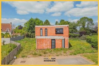 Immo Van Middelem verkoopt deze cascowoning als basis om uw droomwoning volledig naar eigen smaak te realiseren. Het is een rustig en...