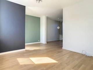 Deze recent opgefriste open bebouwing is voorzien van een inkomhal, leefruimte, keuken, achter inkom, berging, bureau, toilet, badkamer, één slaapkamer met dressing, extra kamer en ruime tuin. Vlakbij winkels, bakker, openbaar vervoer,... gelegen en op wandelafstand van het station.Gelijkvloers:- Zij-inkom met poortje, heel praktisch voor fietsen en vuilbakken.- Inkomhal - Ruime open leefruimte (ca. 40 m²) op parket met toegang tot de kelder- Keuken (ca. 15m²) voorzien van koelkast, microgolfoven, keramische kookplaat met dampkap, enkele spoelbak, vaatwasser en voldoende bergruimte. de keuken geeft uit op de tuin via de achterdeur.- Berging met aansluiting voor wasmachine en droogkast.- ToiletSplit-level:- Bureau op parketEerste verdieping: - Slaapkamer (ca. 18m²) op parket- Badkamer met bad/douchecombinatie, lavabo in bijpassend meubel (ca. 8 m²)- Dressing- Extra kamer (ca. 5,5 m²)Bijzonderheden:- Goede uitrusting, recent geschilderd, vliegenhorren,...- Ruim terras - Kleine bergzolder- Tuin (ca. 78 m²) met tuinhuis.- Beschikbaar vanaf 01/02/2026- EPC: 466 kWh/m²- Hoogrendementsgasketel- Dak vernieuwd in 2009 en overal dubbel glas(ver-)Kopen of (ver-)huren in regio Kalmthout / Essen?Met vragen kan u altijd bij ons terecht!Dewaele vastgoed met advies.