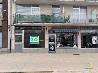 <p><span>Bent u op zoek naar een goed gelegen handelsruimte voor uw zaak? Dit commercieel pand in het hart van Neder-Over-Heembeek biedt de perfecte locatie voor de lokale ondernemer die op zoek is naar zichtbaarheid én rust. Gelegen in een aangename Brusselse woonwijk, dicht bij het openbaar vervoer en aan een gezellig pleintje, geniet deze handelsruimte van een uitstekende bereikbaarheid en een rustige omgeving. Het pand beschikt over een commerciële ruimte van 41 m², geschikt voor uiteenlopende activiteiten zoals kantoor, winkel, praktijk of atelier. Achteraan bevindt zich een aparte ruimte die kan dienen als bureau of kitchenette, evenals een afzonderlijk toilet. De maandelijkse provisie van 200 omvat de onroerende voorheffing en het verbruik van water, gas. De teller voor de elektriciteit moet op naam van de huurder afgesloten worden.</span></p>