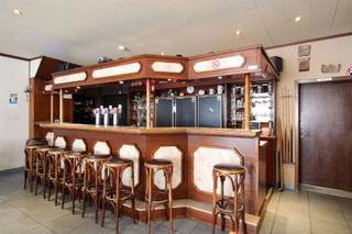 Handelspand met woonst te koop gelegen op toplocatie in Maasmechelen!Bent u op zoek naar een eigendom met tal van mogelijkheden? Dit ruime, goed...