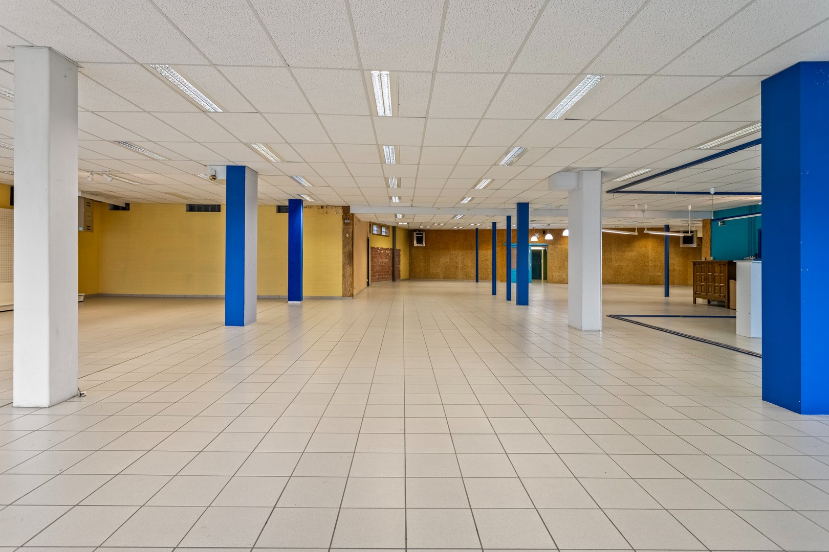 Handelsruimte van 755 m² met voorliggende parking met commerciële ligging - foto 4