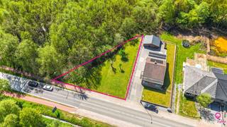 Op de Guldensporenlaan bevindt zich deze bouwgrond voor een open bebouwing. Op deze bouwgrond mag een woning opgericht worden met 2 volwaardige verdiepingen en een dakhelling naar keuze (aanpassing omgevingsvergunning).Het perceel heeft een gunstige oriëntatie; zuidwestelijk. Ondanks zijn ongewone vorm kan men hier toch een ruime woning creëren (maak een afspraak op het kantoor).<br /><br />De locatie biedt een uitstekende bereikbaarheid met een vlotte verbinding naar het centrum van Houthalen-Helchteren, de autosnelwegen (E314), scholen en andere voorzieningen.<br /><br />In bijlage vindt u de bouwvoorschriften terug met meer informatie over de mogelijkheden op dit perceel.<br /><br />Pluspunten: <br />- Bouwen van een een open bebouwing<br />- 2 volwaardige bouwlagen<br />-Dakhelling zelf te kiezen <br />-Geen bouwverplichting; ideale investering <br />- Grondoppervlakte 5a 85ca<br />- Goede verbinding E313/E314<br /><br /><span>Maatregelen opgenomen in het Maatregelenregister: nee</span><br /><br /><span>Voor een bezichtiging ter plaatse of meer info, bel ons op 078/78.78.70, of kom gewoon binnen op ons kantoor, steeds welkom!</span>
