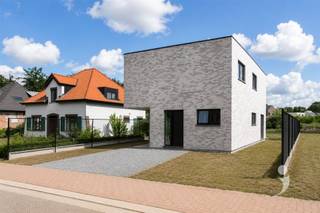 <p><span>Op zoek naar een hedendaagse nieuwbouwwoning waar comfort, ruimte en energiezuinig wonen samenkomen? </span></p><p><span>Deze woning in de Broekstraat 146 te Diest biedt een aangename leefomgeving met een praktische indeling en verschillende extra troeven. </span></p><p><span>Bij het binnenkomen zorgt de ruime inkomhal meteen voor een aangenaam onthaal. Hier bevindt zich ook het gastentoilet. </span></p><p><span>Verderop komt u terecht in de ruime leefzone, waar de woonkamer en eetplaats mooi in elkaar overvloeien. Grote raampartijen zorgen voor een aangename hoeveelheid natuurlijk licht en creëren een open en luchtig gevoel. </span></p><p><span>De keuken sluit rechtstreeks aan op de leefruimte en wordt momenteel nog niet geplaatst. Dit biedt de toekomstige eigenaar een mooie opportuniteit: u heeft nog volledige inspraak in de keuze van uw keuken. In de verkoopprijs is reeds een budget van 10.000 euro opgenomen. Wenst u een uitgebreidere uitvoering of specifieke toestellen en materialen? Dan kunt u, mits een eventuele meerprijs, de keuken volledig volgens uw eigen wensen samenstellen. Zo creëert u meteen een keuken die perfect aansluit bij uw persoonlijke smaak en levensstijl. </span></p><p><span>Naast de keuken bevindt zich een handige voorraadberging. Een bijkomende troef op het gelijkvloers is de afzonderlijke bureauruimte. Deze kamer kan uiteraard ook ingericht worden als hobbykamer, speelruimte of polyvalente kamer. </span></p><p><span>De bovenverdieping is praktisch ingericht met drie ruime slaapkamers. De masterbedroom beschikt over een royale inloopdressing en een eigen ensuite douchekamer, wat zorgt voor een aangename dosis privacy en comfort. </span></p><p><span>Daarnaast zijn er een afzonderlijke wasruimte met aansluitingen voor wasmachine en droogkast, een tweede toilet en een ruime nachthal die toegang geeft tot de verschillende kamers. </span></p><p><span> </span></p><p><span>De woning werd ontworpen met het oog op hedendaags wooncomfort en een beperkt energieverbruik. De combinatie van moderne bouwtechnieken, een eigentijdse architectuur en een kwalitatieve afwerking maakt van deze nieuwbouwwoning een aantrekkelijke keuze voor wie vandaag wil investeren in comfortabel en toekomstgericht wonen. </span></p><p><span> </span></p><p><span>Ook de ligging vormt een belangrijke troef. Vanuit de Broekstraat bevindt u zich op korte afstand van het centrum van Diest en diverse voorzieningen. </span></p><p><span> </span></p><ul><li><span>UC Leuven-Limburg Campus Diest: ca. 2,7 km </span></li><li><span>Station van Diest: ca. 2,9 km </span></li><li><span>Centrum van Diest en het Stadhuis: ca. 3,3 km </span></li><li><span>Shopping Diest: ca. 3,8 km </span></li><li><span>E314, oprit 24 Halen: ca. 8,3 km </span></li><li><span> </span></li></ul><p><span>Hierdoor geniet u van een rustige woonomgeving zonder in te boeten aan bereikbaarheid. Winkels, openbaar vervoer, scholen, het stadscentrum en de belangrijkste verbindingswegen zijn allemaal vlot bereikbaar. </span></p><p><span> </span></p><p><span>De woning wordt verkocht onder het BTW-stelsel 21%. De totaalprijs voor deze nieuwbouwwoning: 531.190,- Euro inclusief BTW. </span></p><p><span> </span></p><p><span> </span></p><p><span>Interesse in deze prachtige nieuwbouw woning? Contacteer ons via 016 15 31 15 of info@immolivit.be.</span><span> </span></p>
