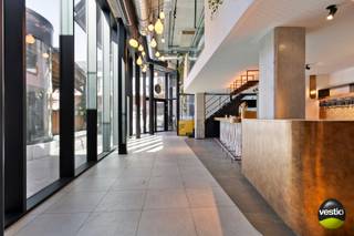 Locatie, zichtbaarheid en charme – dit pand heeft het allemaal. Tussen de bruisende Raamstraat en de populaire Zuivelmarkt, één van de drukste en meest sfeervolle straten van Hasselt, bevindt zich dit moderne handelspand van ca. 245 m² – inclusief een riant zonneterras van 80 m². Een unieke kans voor ondernemers met visie.<br /><br /><em>Indeling:</em><br />+ Handelsruimte van ± 200 m² met een indrukwekkende plafondhoogte van 4,70 meter – ideaal voor een open en luchtige inrichting.<br />+ Mezzanine van 45 m² – perfect voor extra zitplaatsen, een VIP-lounge of een creatieve invulling.<br />+ Zonovergoten dakterras van 80 m² met uitzicht op de levendige Zuivelmarkt.<br />+ Het terras tussen de raamstraat en de Zuivelmarkt verhoogt de zichtbaarheid én zorgt voor een uitnodigende beleving.<br /><br /><em>Troeven:</em><br />+ Vrij van brouwer – vrijheid in concept en uitbating.<br />+ Geschikt voor uiteenlopende commerciële activiteiten: retail, horeca, concept store, kunstgalerie, kantoorruimte en meer.<br />+ Onmiddellijk naast het iconische La Bottega – trek mee voordeel uit deze topligging.<br />+ Strategische locatie met constante passage en hoge zichtbaarheid.<br /><br />Droom je van een horecazaak met karakter, een flagship store of een concept met uitstraling? Dan is dit dé plek voor jouw onderneming.<br />Interesse? Contacteer dan Stephanie Odeurs op het nummer 0474-73 64 84 of via email stephanie@vestio.com en ontdek zelf de mogelijkheden van dit uitzonderlijke handelspand in het hart van Hasselt.