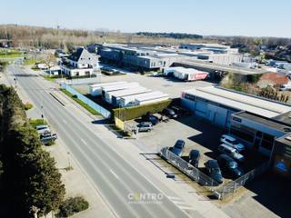 <u><strong>Benaderende oppervlakten:</strong></u><br />- Magazijn/handelsruimte: 440m²<br />- Instapklare burelen met ontvangstruimte: 85m²<br />- Verharde koer vooraan (600m²) en achteraan (250m²).<br />Het terrein is volledig omheind en voorzien van automatische schuifpoort aan de openbare weg.<br /><br /><u><strong>SPECIFICATIES:</strong></u>
<ul>
<li>Voorzien van 4 elektrische sectionaalpoorten (h: 4,2m)</li>
<li>Nieuw sanitair blok en kitchenette</li>
<li>Nieuwe gepolierde betonvloer in het magazijn</li>
</ul>
<br /><u><strong>NUTSVOORZIENINGEN:</strong></u><br />Elektriciteit (drijfkracht), stadswater, regenwater, AIRCO (kantoren), internet, alarminstallatie en camerabewaking.<br /><br /><u><strong>LIGGING:</strong></u><br />- <strong>Zichtlocatie</strong> met veel passage (gratis publiciteit)<br />- <strong>Op 250m van de autosnelweg</strong> (richting kust en binnenland).<br /><br /><u><strong>Bijzonderheden:</strong></u><br />- Beschikbaar: 1 mei 2026<br />- Huurprijs is exclusief onroerende voorheffing (aanslagbiljet)<br />- Onze referentie op www.centro.be: <strong>L0193</strong>