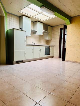 <p>Centraal gelegen woning met tuin en tuinberging in het hart van Vrasene. De tuin is bovendien bereikbaar via een achterliggende doorgang, wat zorgt voor een praktische toegang van straat tot tuin.</p><p>Op het gelijkvloers bevindt zich een leuke leefruimte met aansluitende keuken. Op de eerste verdieping zijn er twee slaapkamers aanwezig. Via een vaste trap bereikt u de zolder, waar de mogelijkheid bestaat om een derde slaapkamer of extra ruimte te creëren.</p><p>De woning dient gerenoveerd te worden, maar biedt heel wat potentieel voor wie op zoek is naar een woning die volledig naar eigen smaak kan worden ingericht.</p><p>Gelegen op een centrale locatie, vlakbij winkels, scholen en openbaar vervoer.</p>