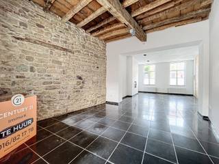 Bent u op zoek naar een handelspand op een toplocatie?Dit gelijkvloerse pand ligt op korte loopafstand van diverse winkels en voorzieningen, wat het...