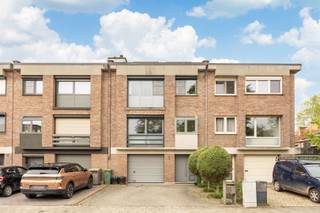 <p>Op wandelafstand van groene Veltwijcklaan, treinstation Ekeren en fietsostrade.</p><p>Indeling: inkomhal met gastentoilet, ruime garage met elektrische poort en bergkasten, achteraan aparte wasplaats met CV-ketel op gas en gootsteen.<br />Toegang naar zuid-west georiënteerde tuin met terras en groen uitzicht.<br />V1: ruime en zonnige leefkamer ca. 36m2 op laminaatvloer, achteraan inpandig terras en ingerichte keuken (elektrische kookplaat, oven, vaatwas, koelkast en micro).<br />V2: 4 slaapkamers op laminaatvloer (15/9/6,5/6m2), badkamer met dubbele lavabo en bad (D in B), apart toilet.</p><p>Extra's:<br />- zeer gunstig EPC 104kWh/m2 (label B)<br />- zonnepanelen (10 x 400Wp)<br />- goedgekeurde elektrische installatie<br />- grotendeels (elektrische) rolluiken<br />- lucht-lucht warmtepomp op tweede verdieping<br />- geïsoleerd dak (12cm)<br />- buitenschrijnwerk in ALU met HR beglazing, vliegenramen</p><p>Info/bezoek: 03/283 83 00 - noord@sinjoor.be</p>