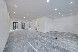 <p><span>Deze ruime </span><span>casco gezinswonin</span><span>g is rustig gelegen in een doodlopende straat, vlak bij het centrum van Putte-Kapellen. Dankzij de vlotte verbinding met de omliggende gemeenten en belangrijke invalswegen geniet je hier van een rustige, maar toch goed bereikbare ligging.</span></p><p><span> </span></p><p><span>De woning beschikt over een </span><span>bewoonbare oppervlakte van ca. 240 m²</span><span> en is gelegen op een perceel van 235 m². Met </span><span>drie slaapkamers,</span><span> een inpandige garage, een ruime leefruimte en een </span><span>zuidgericht terras</span><span> biedt deze woning bijzonder veel ruimte. De belangrijkste technische werken werden reeds uitgevoerd, waardoor je de verdere afwerking volledig naar eigen smaak kunt bepalen.</span></p><p><span> </span></p><p><span>Indeling</span></p><p><span>ruime inkomhal</span></p><p><span>inpandige garage</span></p><p><span>aparte traphal</span></p><p><span>ruimte voor badkamer of douchekamer</span></p><p><span>praktische berging</span></p><p><span>aparte ruimte voor afvalopslag</span></p><p><span>polyvalente ruimte met zicht op de tuin, geschikt als bureau, hobbyruimte of extra slaapkamer</span></p><p><span>ruime en lichtrijke leefruimte van ca. 65 m²</span></p><p><span>open keukenruimte</span></p><p><span>zuidgericht terras van 19 m²</span></p><p><span>masterbedroom met ruimte voor dressing</span></p><p><span>ruimte voor een tweede badkamer</span></p><p><span>ruime overloop met lichtkoepel</span></p><p><span>slaapkamer 2</span></p><p><span>slaapkamer 3</span></p><p><span>tuin</span></p><p><span> </span></p><p><span>Troeven</span></p><p><span>rustige ligging in een doodlopende straat</span></p><p><span>vlak bij het centrum van Putte-Kapellen</span></p><p><span>bewoonbare oppervlakte van ca. 240 m²</span></p><p><span>volledig naar eigen smaak af te werken</span></p><p><span>ruime leefruimte van ca. 65 m²</span></p><p><span>zuidgericht terras</span></p><p><span>drie slaapkamers</span></p><p><span>mogelijkheid tot twee badkamers</span></p><p><span>inpandige garage</span></p><p><span>polyvalente ruimte met tuinzicht</span></p><p><span>aankoop onder registratierechten</span></p><p><span> </span></p><p><span>Ben jij geïnteresseerd in deze casco gezinswoning in Putte-Kapellen, ben je op zoek naar ander vastgoed of wens je de waarde van jouw eigendom te kennen? Dan ben je bij BOLT immo aan het juiste adres! Wij helpen jou graag verder.</span></p><p><span> </span></p>