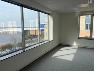 Mechelen Campus bestaat uit een 60 m hoge toren omringd door 10 lagere kantoorgebouwen, allen verbonden via een ondergrondse parking. Tussen...