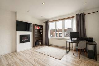 Welkom in deze uitzonderlijk ruime woning op een centrale ligging.  Dit betreft een woning ideaal voor gezinnen, samengestelde families en kangoeroewonen.<br />Met maar liefst 6 volwaardige slaapkamers (mogelijkheid tot 8 slaapkamers), 3 badkamers, 2 keukens, biedt deze woning een zee aan ruimte en flexibiliteit. <br />Elke verdieping onthult nieuwe kansen: van extra leefruimte tot werk- of hobbykamers — hier creëert u eenvoudig een indeling die perfect aansluit bij uw wensen.<br />Bovendien geniet u van een gunstig EPC-label B en een conforme elektriciteit, wat garant staat voor energiezuinig wonen. Een stevige, toekomstgerichte basis waarop u verder kunt bouwen.<br />Kortom, een unieke opportuniteit voor wie op zoek is naar ruimte, comfort en veelzijdigheid op een centrale locatie.<br /><br /><u>Leefruimtes met karakter</u><br />Op het gelijkvloers zorgen twee ruime kamers, een gezellige woonkamer, een grote keuken en een badkamer voor een warme, uitnodigende sfeer. Achteraan wacht een onderhoudsvriendelijke tuin met een zonnig terras van ca. 45 m² — de perfecte plek voor lange zomeravonden, spelende kinderen of rustige momenten in de buitenlucht.<br />De bovenverdiepingen zijn slim en flexibel ingedeeld:<br />- eerste verdieping: twee slaapkamers, een badkamer en een praktische (was)berging.<br />- tweede verdieping: een keuken met aansluitende badkamer en twee ruime slaapkamers — ideaal als aparte leefunit.<br />- derde verdieping: opnieuw twee ruime slaapkamers en een wasplaats met achterliggende badkamer.<br />De droge kelder van ca. 80 m², uitgerust met een nieuwe Vaillant condensatieketel, biedt extra opslag en technische ruimte. De aanwezigheid van 3 gasmeters en 2 elektriciteitsmeters onderstreept het unieke potentieel van deze woning.<br /><br />De geafficheerde prijs betreft een minimumprijs. Biedingen vanaf dit bedrag zullen in overweging genomen worden.<br /><br /><br /><br />📩 Meer info of een bezoek: info@wellimmo.net<br />📞 03/225 00 68 of 0468/07 55 56 (Gerd)<br /> 