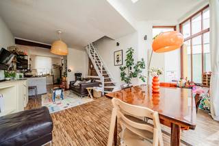 Uccle - Ideaal gelegen tussen de wijken Dieweg en Saint-Job, dicht bij talrijke groene zones en alle voorzieningen (openbaar vervoer, winkels, scholen, restaurants, etc.), biedt We Invest deze prachtige woning met 3 slaapkamers (eenvoudig om te bouwen tot 4) en een tuin. De woning bestaat uit: op de begane grond: hal met garderobe, woonkamer, eetkamer met toegang tot een eerste terras en de tuin, open keuken. Op de 1e verdieping: een mooie slaapkamer met inbouwkasten, badkamer. Op de 2e verdieping: een grote slaapkamer die eenvoudig kan worden opgedeeld in 2 slaapkamers, balkon, toegang tot de onafgewerkte zolder. In het souterrain is een zelfstandig studio-appartement gecreëerd (slaapkamer, doucheruimte met toilet, kitchenette en terras). Kelder. Conforme elektrische installatie. Energielabel (EPC): G. Direct beschikbaar. Wacht niet langer, maak vandaag nog een afspraak voor een bezichtiging! 02 217 22 91