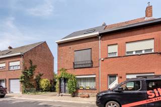 <div><p>Deze instapklare, gerenoveerde woning biedt een comfortabele en praktische indeling. </p><p>Op het gelijkvloers bevinden zich een inkomhal, een gezellige woonkamer met aansluitende eetkamer, een badkamer en een vernieuwde keuken. Op de eerste verdieping bevinden zich twee ruime slaapkamers en een douchekamer met toilet. Via een vaste trap bereikt u de ingerichte zolderverdieping, momenteel in gebruik als slaapkamer, met de mogelijkheid om deze op te delen in twee volwaardige kamers.</p><p>Buiten geniet u van een zonnig terras, een aangename tuin en een handige tuinberging. Een ideale woning voor gezinnen of wie op zoek is naar extra ruimte en comfort.</p></div>