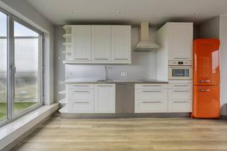 Instapklaar wonen op de bovenste verdieping met de skyline van Roeselare aan uw voeten. Deze unieke studio combineert het stadsleven met ongeziene buitenruimte en absolute rust.<br /><br />De grootste troeven:<br /><br />Twee ruime terrassen: Geniet op elk moment van de dag van de zon (of schaduw). Plaats genoeg voor een eettafel én een gezellige loungeset.<br /><br />Bovenste verdieping: Geen bovenburen, 100% privacy en maximale lichtinval dankzij de grote raampartijen.<br /><br />Panoramisch zicht: Een prachtig, weids uitzicht over de stad.<br /><br />Ideaal als eerste eigen stek, pied-à-terre of slimme investering. Buitenruimte is schaars in de stad, en een studio met deze terrassen is een absolute zeldzaamheid.<br /><br />Mogelijkheid garage mee aan te kopen <br /><br />Klaar om het uitzicht zelf te ervaren?<br />Neem vandaag nog contact op voor meer informatie of een bezoek ter plaatse!<br /><br />Bestuursmaatregelen in het maatregelenregister: in aanvraag