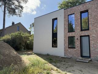 Op zoek naar een moderne, energiezuinige woning in een groene omgeving? Ontdek deze drie gloednieuwe woningen aan de Kalmthoutsesteenweg 157 te Wuustwezel, vlak bij het centrum van Kalmthout. Deze woningen combineren hedendaags wooncomfort met de nieuwste technieken en een uitstekende ligging.<br /><br />Elke woning beschikt over een ruime en lichtrijke leefruimte met grote raampartijen die zorgen voor veel natuurlijk licht. De open indeling sluit naadloos aan op de moderne keuken en biedt een aangenaam gevoel van ruimte. Aansluitend bevindt zich een praktische berging met aansluiting voor wasmachine en droogkast, evenals een bureauruimte en een apart gastentoilet op het gelijkvloers.<br /><br />Op de eerste verdieping vinden we drie volwaardige slaapkamers, ideaal voor een gezin of mensen die graag extra ruimte hebben voor een bureau of hobbykamer. De moderne badkamer is uitgerust met een stijlvolle inloopdouche en dubbele lavabo. Daarnaast is er ook een aparte technische berging op de verdieping, waardoor je alle technieken netjes uit het zicht kunt houden. Verder nog een apart toilet op de verdieping.<br /><br />De woningen zijn gebouwd met aandacht voor duurzaamheid en comfort. Ze zijn uitgerust met een warmtepomp in combinatie met vloerverwarming, zonnepanelen, een ventilatiesysteem D en een regenwaterput die aangesloten is op de toiletten en een buitenkraantje. Dit zorgt niet alleen voor een lager energieverbruik, maar ook voor een aangenaam en gezond binnenklimaat het hele jaar door.<br /><br />Gelegen op een vlot bereikbare locatie, geniet je hier van de rust van Wuustwezel met de nabijheid van het centrum van Kalmthout en alle nodige voorzieningen in de buurt. Kortom, deze woningen bieden het perfecte evenwicht tussen comfort, energiezuinigheid en ligging.