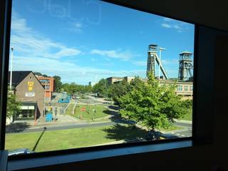 Welkom op de Evence Coppéelaan 78 in Genk.<br /><br />Tegenover C-mine vinden wij dit volledig uitgerust kantoor terug.<br />Het kantoor is gelegen op het tweede verdiep, in het gebouw van het gekende architectenbureau , Contour Architecten.<br />Het ingericht kantoor is 55 m² groot, geschikt voor 4 personen. <br /><br />Er wordt gewerkt met een flexibele overeenkomst, waarbij er een terbeschikkingsstelling wordt opgemaakt zodoende de opzeg maximaal 3 maanden bedraagt.<br /><br />Praktische informatie: All- in formule <br />✔ elektriciteit , verwarming en airco<br />✔ wekelijkse poets<br />✔ internet<br />✔ gratis gebruik van eetruimte<br />✔ gratis gebruik van vergaderzaal<br />✔ gratis koffie en water voor alle medewerkers<br />✔ toegang tot gemeenschappelijke toilet. <br /><br />U huurt een kantoor, inclusief alle diensten.<br />Kortom, gewoon binnenlopen, inloggen en meteen aan de slag!<br /><br />Financiële informatie:<br />Huurprijs: 1150 euro excl. btw<br />Waarborg: 3450 euro<br /><br />Interesse in een bezichtiging?<br />Bel ons via 089 391 555 of mail naar info@frerevastgoed.be.<br /> 