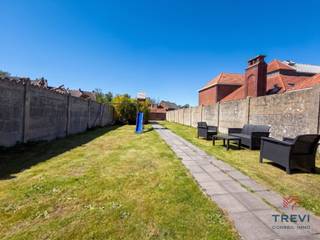 <p><span>Belle grande maison bourgeoise profitant de beaux volumes et d'un agréable jardin. La maison se compose d'un hall d'entrée carrelé vers le beau grand séjour joliment carrelé de 42 m² et la grande cuisine de 25 m² très contemporaine avec son plan de travail en pierre naturelle vers le jardin. Toilette séparée et buanderie. Remise. À l'entresol, vaste salle de bain isolée de 12 m² avec toilette meuble double vasques douche italienne baignoire et radiateur porte serviettes. 2 grandes chambres de 19 m² et une 3e chambre de 10 m². À l'étage supérieur, vaste espace à aménager de 40 m². Caves. Double vitrage bois. PEB D. Adoucisseur d'eau. Cc gaz. Citerne d'eau de pluie. Faire offre à partir de 395.000€. Infos et visites au 02/355.50.55. </span></p>