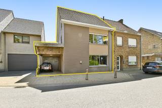 Deze gezinswoning biedt een uitstekende basis voor wie op zoek is naar een woning met ruimte, potentieel en vooral een heerlijke tuin om volop van het buitenleven te genieten. Gelegen op een mooi perceel beschikt de woning over een bijzonder gezellige en zongerichte tuin waar rust, privacy en groen centraal staan. Het is de ideale plek voor lange zomeravonden, spelende kinderen of gewoon ontspannen genieten in alle sereniteit.<br />Binnenin beschikt de woning over een praktische indeling met tal van mogelijkheden om ze volledig naar eigen smaak te moderniseren. Via de inkomhal met apart toilet bereikt u de ruime leefruimte met open keuken en de veranda met zicht op de tuin. Hierdoor vloeien binnen en buitenruimte mooi in elkaar over. De veranda vormt een aangename extra leefruimte waar u het hele jaar door kunt genieten van het uitzicht op het groen.<br /><br />Op het gelijkvloers bevinden zich verder een badkamer, een praktische garage en bijkomende bergruimtes. Op de verdieping zijn drie slaapkamers aanwezig, samen met een tweede badkamer, wat zorgt voor extra comfort voor gezinnen of wie nood heeft aan een bureau- of hobbyruimte. De ruime zolder biedt bovendien bijkomende mogelijkheden voor stockage of verdere inrichting.<br /><br />De absolute troef van deze eigendom blijft zonder twijfel de zonnige tuin, waar u in alle rust kunt genieten van een groene en aangename omgeving. Een woning met potentieel, ruimte en een warme thuisgevoel, ideaal voor wie op zoek is naar een gezellige gezinswoning met buitenruimte.<br /><br />Neem voorsprong met een vrijblijvende en gratis schatting van uw eigendom via:<br />http://www.residentievastgoed.be/gratisonlineschatten<br /><br />EPC: 380 kWh/m² - UC: 3865332 ~ Wg, Vg, Gvkr, Gvv, Gmo ~ Ref. MI24826
