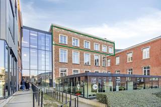 <p><em>Deze ruime kantoorruimte situeert zich in de historische school- en kloostersite van het Immaculata Instituut biedt zijn toekomstige koper een oppervlakte van maar liefst 256m² bestaande uit 6 units. </em><br /><em>Het in 2019 gerenoveerde pand is gelegen op de 2de verdieping (bereikbaar via lift) en kent een centrale ligging in de Tiense binnenstad.<br /><br /></em><strong>Bijkomende troeven:</strong> instapklaar, een conforme keuring van elektriciteit en asbestvrij! <br /><br /><u>Beschrijving: </u><br />totale oppervlakte van 256m² bestaande uit 5 units, waaronder kantoren (30m², 22m², 32m², 40m² en 40m²) en een vergader- of polyvalente ruimte van 54m². Sommige kantoren beschikken reeds over een kitchenette. Ook sanitaire faciliteiten zijn aanwezig. <br /><br />Momenteel wordt het pand verhuurd aan 2 instanties (meer info op aanvraag). </p>