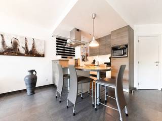 Instapklaar (bemeubeld) appartement met zuidwestgericht terras (28m²) nabij de Damse Vaart!<br /><br />In Residentie Elzes, op een aangename locatie nabij de Damse Vaart in Brugge, bevindt zich dit verzorgd en instapklaar gelijkvloers appartement. Een comfortabele woongelegenheid waar een aangename leefruimte, een praktische indeling en een uitzonderlijk ruim zonnige buitenruimte harmonieus samenkomen.<br /><br />Het appartement omvat volgende indeling: inkomhal - leefruimte met eetruimte en open keuken volledig uitgerust met de nodige toestellen en voorzieningen die eveneens zicht biedt op het terras - volwaardige slaapkamer met kastmogelijkheid - badkamer met ruime inloopdouche, dubbele lavabo en toilet - berging met wasplaats, waterontharder en aansluitingen voor de nodige huishoudtoestellen.<br /><br />Een absolute troef is het uitzonderlijk ruime zuidwestgerichte terras van maar liefst 28m². Deze royale buitenruimte biedt volop mogelijkheden om te ontspannen, te genieten van de namiddag- en avondzon of gezellig te tafelen in openlucht. Een bijkomende praktische proef is de extra toegang langs de achterzijde van het appartement.<br /><br />Daarnaast zijn er voldoende parkeermogelijkheden in de onmiddellijke omgeving en kunnen bewoners gebruikmaken van een gemeenschappelijke fietsenstalling.<br /><br />Het appartement biedt bovendien de mogelijkheid om gemeubeld te worden verkocht, waarbij de aanwezige meubelen, lichtarmaturen en gordijnen in de vraagprijs worden opgenomen. Dit maakt het appartement niet alleen bijzonder interessant voor eigen bewoning, maar biedt eveneens een aantrekkelijke opportuniteit als investering voor verhuur. Een volledig ingerichte woongelegenheid kan immers een extra troef vormen voor potentiële huurders die op zoek zijn naar een instapklaar appartement.<br /><br />Voor verdere informatie of vrijblijvend bezoek contacteer Céline op 0476/60 60 23 of mail naar celine@immax.be