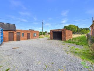 <p><span>Op een zeer landelijke ligging tussen Rummen en Wijer vinden we deze te renoveren woning op een ruim perceel van 20a 8ca.</span></p><p><span>De woning is midden in de velden gelegen met slechts enkele directe buren. </span></p><p><span> </span></p><p><span>Momenteel is de woning ingedeeld met twee slaapkamers, een grote woonkamer en aparte keuken met berging. Naast de woning ligt de wasplaats, een toilet en een ruime berging. </span></p><p><span>De voormalige hooizolder is bereikbaar via een luik aan de buitenzijde. </span></p><p><span> </span></p><p><span>De ruime tuin is omheind en beschikt over een aparte garage. </span></p><p><span> </span></p><p><span>Kandidaat-kopers dienen rekening te houden met de zonevreemde ligging van de woning bij de aanvraag van een (ver)bouwvergunning. </span></p><p><span> </span></p><p><span>Pluspunten:</span></p><p><span>- ruim perceel</span></p><p><span>- zeer rustige ligging</span></p><p><span>- omheinde tuin</span></p><p><span> </span></p><p><span>Extra pluspunt:</span><span> Deze woning komt in aanmerking, indien u voldoet aan de voorwaarden, voor een extra korting op de te betalen registratierechten!</span></p><p><span> </span></p><p><span>De vermelde bewoonbare oppervlakte is de netto-oppervlakte van de woning met uitzondering van de zolder.</span></p><p><span>Stedenbouwkundige inlichtingen in aanvraag.</span></p>