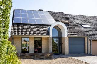 <p>Een toffe en lichtrijke woning bereikbaar via 2 straten. De achtergevel in de Kruisstraat met ingang parking en de voorkant in de eenrichtingsstraat de Groeneweg dichtbij de natuur. Ideaal voor de wandel en fietsliefhebbers.  De woning heeft een EPC B, zonnepanelen, een splinter nieuwe condensatie ketel en is onmiddellijk instapklaar na een lekje verf. <br /><br />Indeling gelijkvloers: inkomhal met gastentoilet en traphal. Grote open leefruimte met veel daglicht en grote schuiframen in directe connectie met de tuin en het zonnig terras met een gele gestreepte luifel dat instant een vakantiegevoel geeft.<br />De keuken is een absolute gezellige open en praktische plaats. Er is ook nog de garage met de wasplaats en de extra berging.<br /><br />De eerste verdieping: 3 slaapkamers, een badkamer met bad, douche en lavabo, een apart toilet en een extra praktische berging. <br />De zolder is ideaal als bijkomende berging.<br /><br />De buitenomgeving is ook goed voorzien en ingericht met veel parkeerplaats, een tuin die de woning omringd en een top terras. <br />Aan de rand van de stad op amper 15 min stappen en dichtbij de natuur. Alle faciliteiten openbaar vervoer juist aan de deur. <br />Comfortabele ruime woning. Kom zeker een bezoek brengen en neem contact op met Fabienne 0475/34.00.40<br /> </p>

<p> </p>