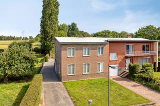 <br />Op een groen perceel van 12 are vindt u deze goed onderhouden halfopen woning. De ligging is landelijk en rustig, met een vlotte verbinding richting Maastricht, Tongeren, Luik en de E313. Ideaal voor wie dagelijks de grens oversteekt en thuis vooral ruimte, groen en privacy zoekt.<br /><br />De woning heeft een stevige structurele basis en werd doorheen de jaren met zorg onderhouden. Enkele opfrissings- en moderniseringswerken zijn wenselijk, maar van een zwaar renovatieproject is hier geen sprake. Met gerichte energetische ingrepen voldoet de woning aan de renovatieverplichting. Dat maakt het pand aantrekkelijk voor kopers die stap voor stap hun eigen accenten willen leggen.<br />De tuin is een blikvanger. Volgroeide bomen zorgen voor schaduw op warme dagen en schermen het perceel af van inkijk. Achteraan blijft het zicht open en groen, versterkt door de aanpalende weide. De halfopen bebouwing en de royale perceelbreedte geven u hier een uitgesproken gevoel van vrijheid.<br /><br />De Markt van Maastricht ligt op een halfuur fietsen, het centrum van Tongeren op een kwartier met de wagen. De oprit van de E313 bereikt u binnen tien minuten, waardoor ook Hasselt en Antwerpen vlot in beeld komen. Luik ligt op een half uur rijden. Wandelaars en fietsers sluiten vanuit de deur aan op de knooppunten van Vlaanderen, Wallonië en Nederlands Limburg, midden in een in het hart van Haspengouw en de Voerstreek. <br /><br />Rustig en ruim wonen in Vlaanderen, werken in Maastricht of omstreken. Hier komt dat samen.<br /><br />Wenst u deze woning te bezoeken? Neem gerust contact met ons op.
